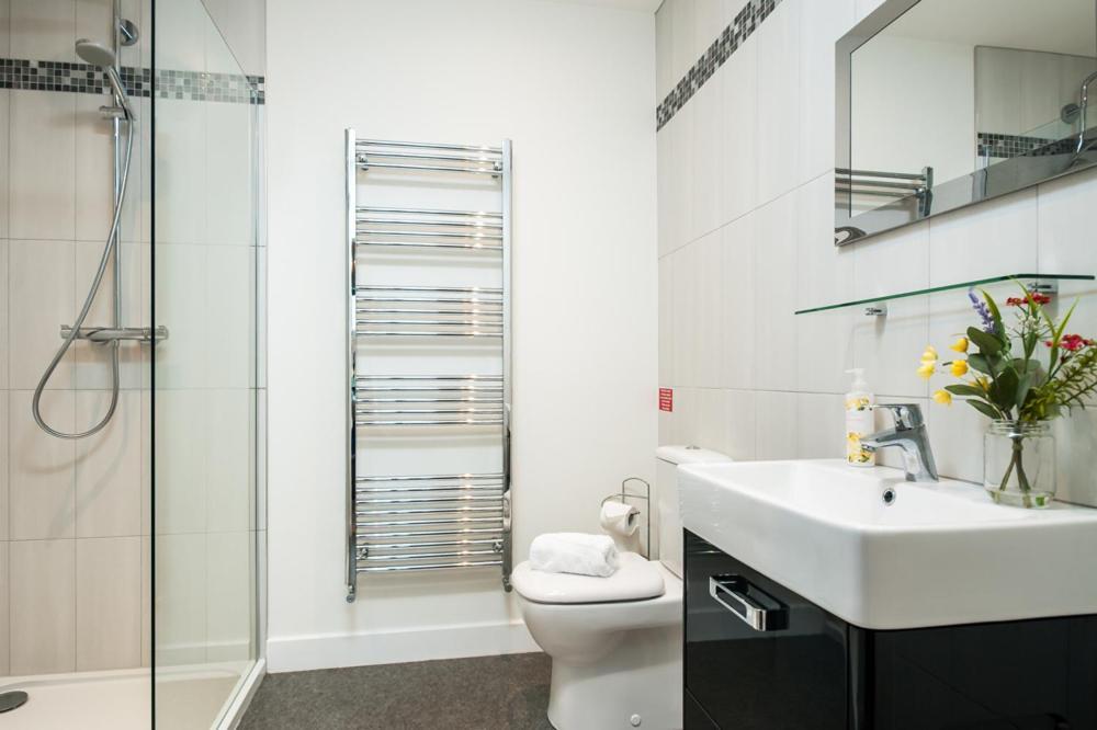 Solar Sanctuary- Skyline Balcony, City Centre, Three Floors, King Beds, Netflix And More! Μπαθ Εξωτερικό φωτογραφία